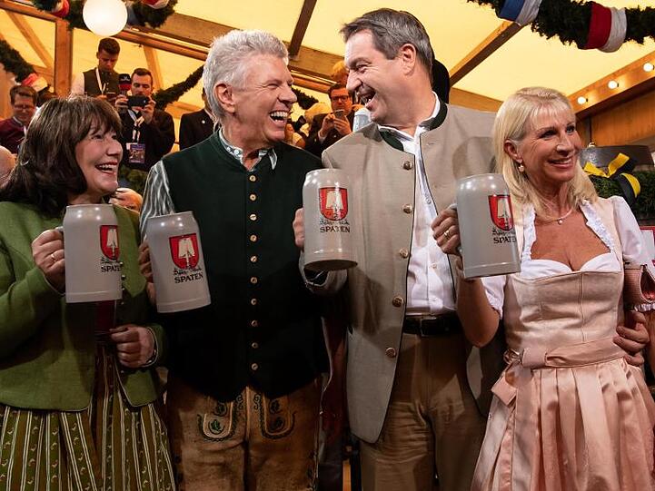 Dieter Reiter (SPD, 2.v.l), seine Frau Petra (l), Markus Söder (CSU) und seine Frau Karin Baumüller-Söder haben Spaß.