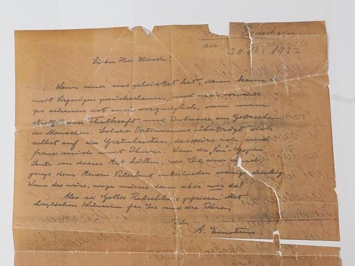 Das Foto zeigt einen Brief, der von Albert Einstein stammen soll. Foto: Marina Maisel/Archivbild