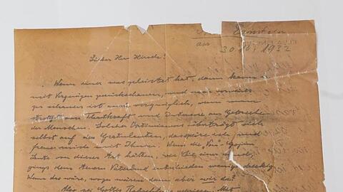 Das Foto zeigt einen Brief, der von Albert Einstein stammen soll. Foto: Marina Maisel/Archivbild