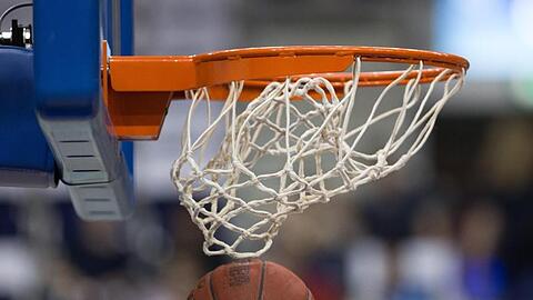 Ein Basketball geht in den Korb.