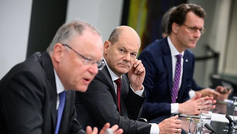 Bundeskanzler Olaf Scholz (M, SPD), Niedersachsens Ministerpräsident Stephan Weil (l, SPD) und Hendrik Wüst (r, CDU), Ministerpräsident von Nordrhein-Westfalen.