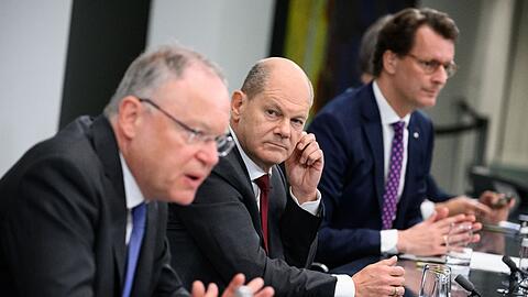 Bundeskanzler Olaf Scholz (M, SPD), Niedersachsens Ministerpräsident Stephan Weil (l, SPD) und Hendrik Wüst (r, CDU), Ministerpräsident von Nordrhein-Westfalen.