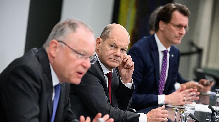 Bundeskanzler Olaf Scholz (M, SPD), Niedersachsens Ministerpräsident Stephan Weil (l, SPD) und Hendrik Wüst (r, CDU), Ministerpräsident von Nordrhein-Westfalen.