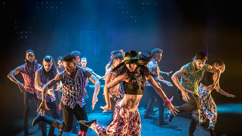 Das Ensemble der von Roclan González Chávez und Aaron Cash choreografierten Show "Ballet Revolucion". Das Ensemble der von Roclan González Chávez und Aaron Cash choreografierten Show "Ballet Revolucion".