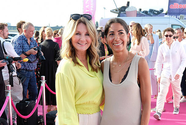 Frauke Ludowig und Tine Siepmann sprechen im gemeinsamen Podcast "Frau Keludowig und Tine – exclusiv und ungeschminkt" über Helene Fischer.