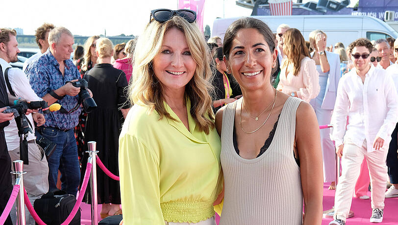 Frauke Ludowig und Tine Siepmann sprechen im gemeinsamen Podcast "Frau Keludowig und Tine – exclusiv und ungeschminkt" über Helene Fischer. Frauke Ludowig und Tine Siepmann sprechen im gemeinsamen Podcast "Frau Keludowig und Tine – exclusiv und ungeschminkt" über Helene Fischer.