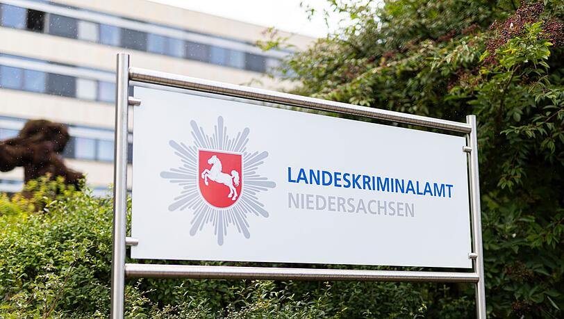 Das Landeskriminalamt Niedersachsen fahndet weiter nach einem verurteilten Mörder. (Archivbild) Das Landeskriminalamt Niedersachsen fahndet weiter nach einem verurteilten Mörder. (Archivbild)