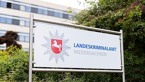Das Landeskriminalamt Niedersachsen fahndet weiter nach einem verurteilten M&ouml;rder. (Archivbild)