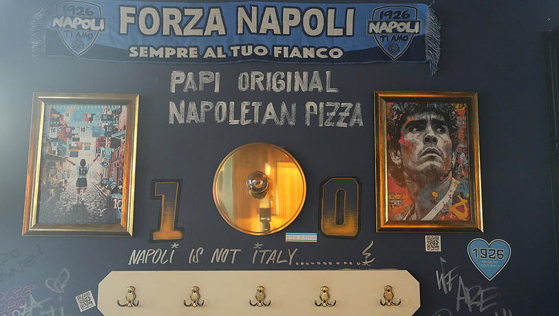 Der Fußballer Diego Maradona wird in Neapel verehrt wie ein Gott. Auch im Papi findet er sich in jeder Ecke. Der Fußballer Diego Maradona wird in Neapel verehrt wie ein Gott. Auch im Papi findet er sich in jeder Ecke.