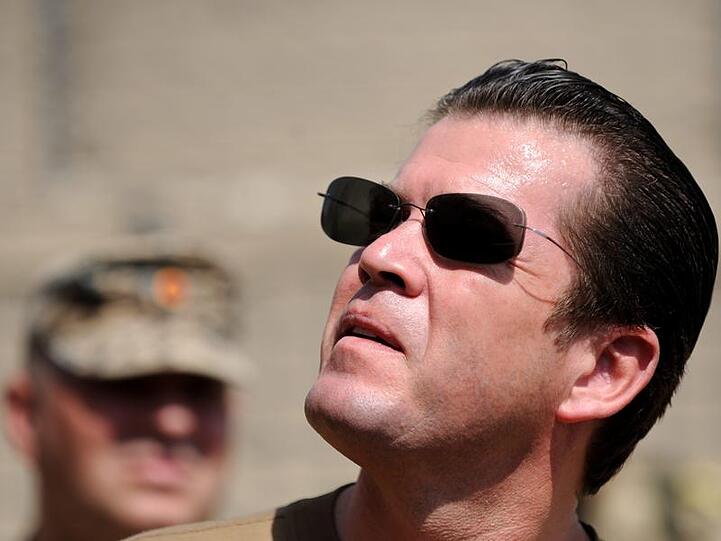 Mit Sonnenbrille: Minister Guttenberg spielt in einem Film mit