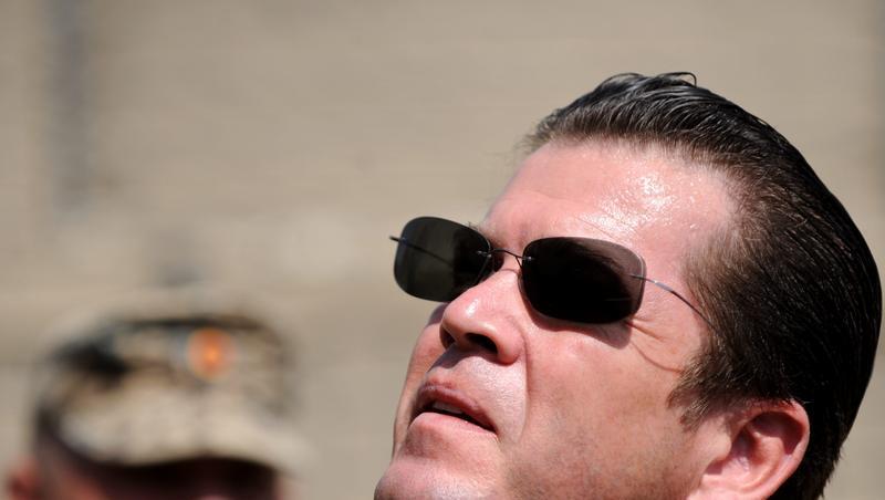 Mit Sonnenbrille: Minister Guttenberg spielt in einem Film mit Mit Sonnenbrille: Minister Guttenberg spielt in einem Film mit