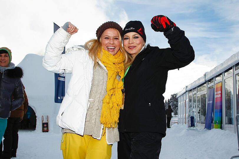 Moderatorin Nova Meierhenrich und Boxerin Regina Halmich jubeln über die gelungene Rodel-Partie beim 4. Tirol Cross Mountain in Kühtai.