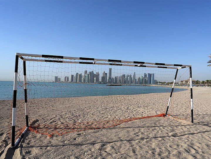 Ein Fußballtor steht vor der Skyline von Doha (Katar) (Symbolbild).