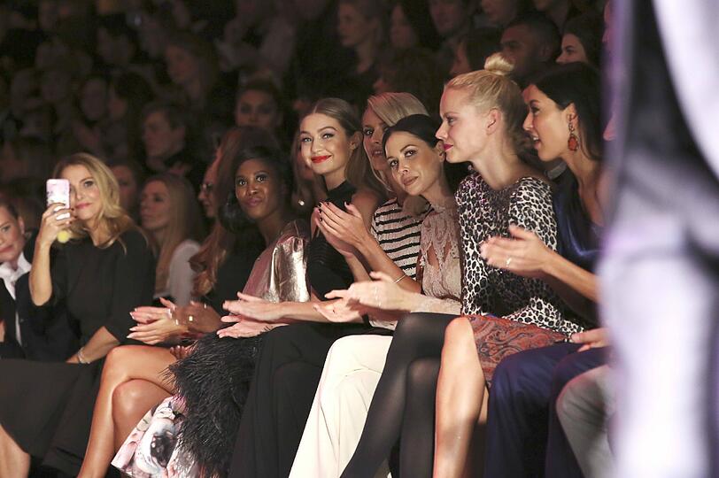 Gigi Hadid, Lena Gercke und Mandy Capristo in der Front Row.