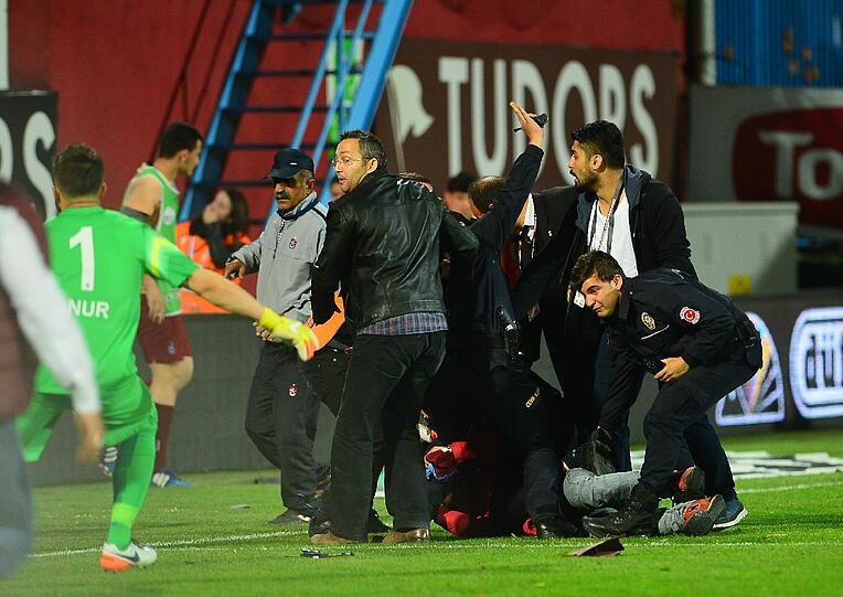 Brutaler Angriff auf einen Schiedsrichter: Nach Fan-Krawallen wurde die Partie in Trabzon kurz vor Schluss abgebrochen. Die Bilder