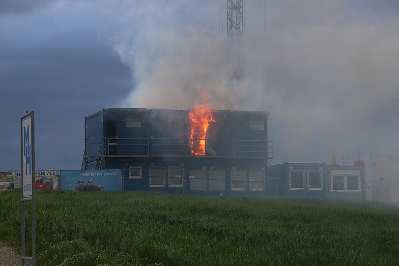 Ein Wohncontainer explodiert in Obertaufkirchen. Nach einem lauten Knall lodern die Flammen. Hier die Bilder.