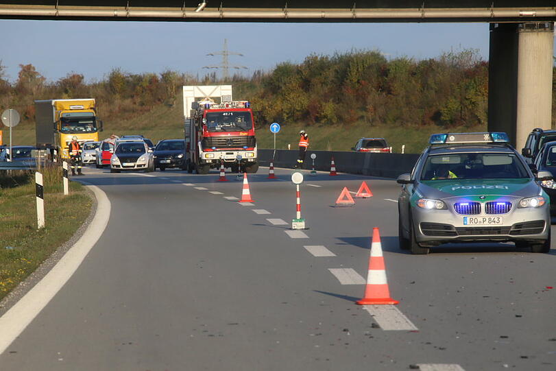 Der VW Passat konnte nicht mehr rechtzeitig bremsen und krachte in den Audi. Die A94 war nach dem Unfall kurzzeitig gesperrt.