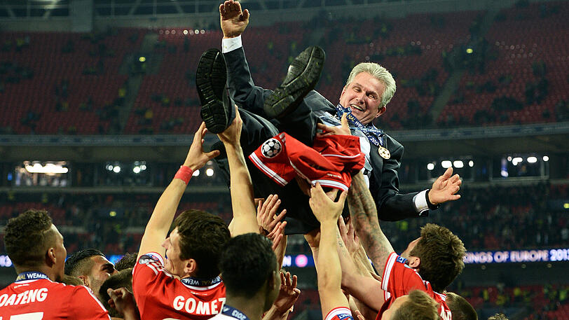 Wembley, Mai 2013: Die Mannschaft lässt Trainer Jupp Heynckes nach dem Gewinn der Champions Leage hochleben.