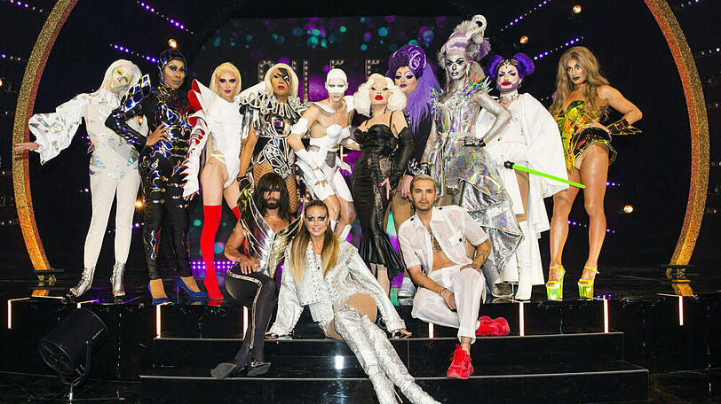 Conchita Wurst, Heidi Klum und Bill Kaulitz (unten, v.l.n.r.) mit den "Queen of Drags"-Kandidaten