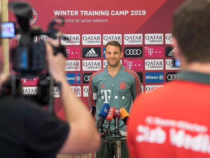 Manuel Neuer vom Fußball-Bundesligisten FC Bayern München steht während einer Pressekonferenz vor einer Sponsorenwand. Foto: Peter Kneffel