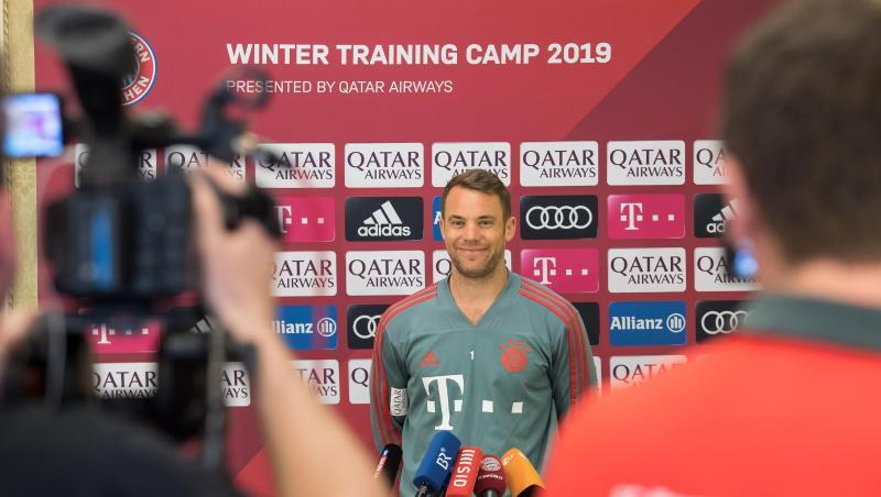Manuel Neuer vom Fußball-Bundesligisten FC Bayern München steht während einer Pressekonferenz vor einer Sponsorenwand. Foto: Peter Kneffel Manuel Neuer vom Fußball-Bundesligisten FC Bayern München steht während einer Pressekonferenz vor einer Sponsorenwand. Foto: Peter Kneffel