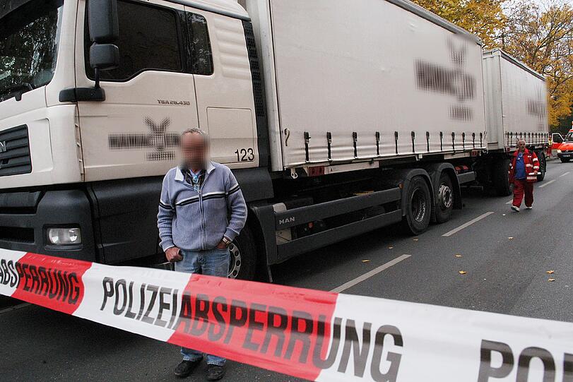 Fernfahrer Helmut T. (60) vor dem Lkw, mit dem er in der Grolandstraße die Rentnerin (83) am Gehwagen überrollte.