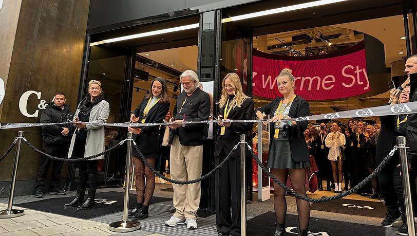 Stefan Wanner (Mitte) eröffnet am Freitagmorgen den neuen C&A in der Neuhauser Straße.