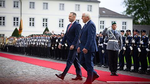 Polens Präsident Nawrocki erhielt die volle protokollarische Aufmerksamkeit