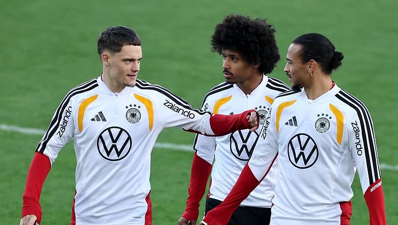Leroy Sané (r) spielt bei der Nationalmannschaft praktisch auf Bewährung.