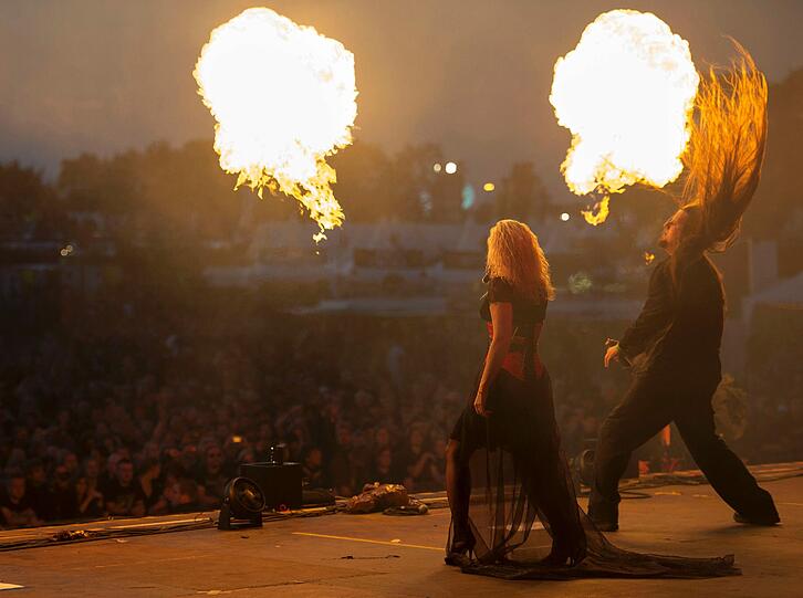 Feuer auf der Bühne: So gehört es sich für eine Heavy-Metal-Festival.