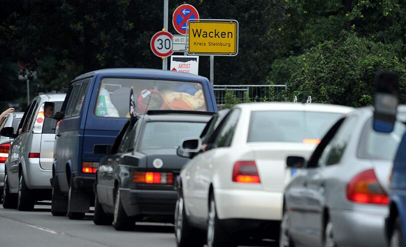 Auch auf den Straßen ist die Richtung klar: Nach Wacken!