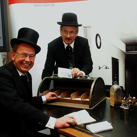 Bei der 100-Jahre-Feier der Stadtsparkasse im Jahre 2004 im historischen Kostüm neben OB Christian Ude.