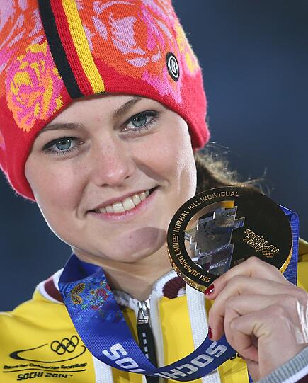 Siegerehrung für die Skispringerinnen: Carina Vogt freut sich über ihre Goldmedaille in Sotschi.