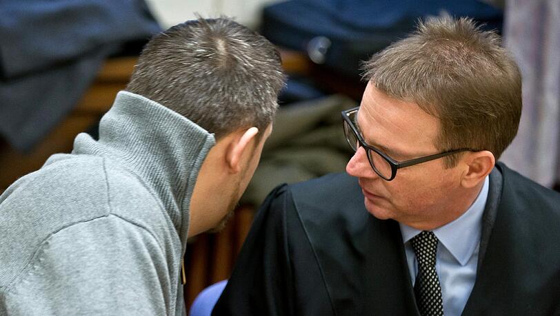 Stefan S. (l), Komplize des Bordellbetreibers, unterhält sich am 12.12.2013 im Sitzungssaal im Landgericht in Schweinfurt zu Verhandlungsbeginn mit seinem Anwalt Ulrich Spieß (Archivbild). Stefan S. (l), Komplize des Bordellbetreibers, unterhält sich am 12.12.2013 im Sitzungssaal im Landgericht in Schweinfurt zu Verhandlungsbeginn mit seinem Anwalt Ulrich Spieß (Archivbild).
