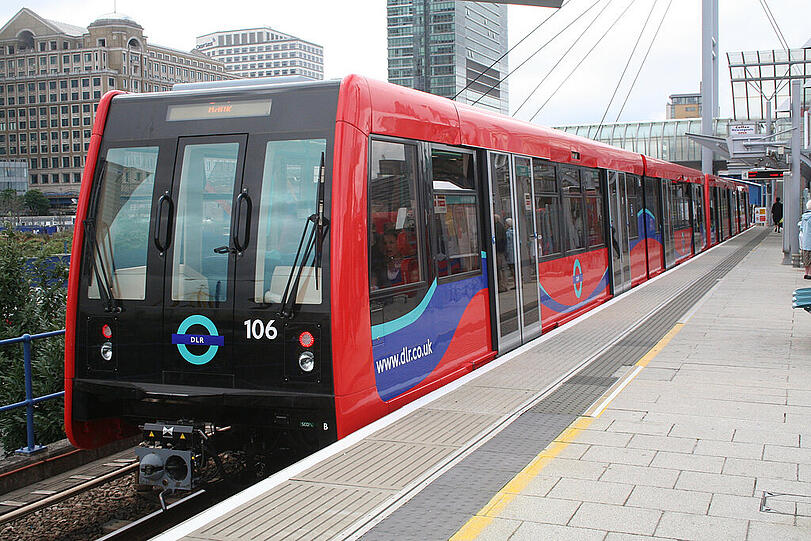 Vorbild London: Die &bdquo;Docklands Light Railway&ldquo; fährt bereits seit fast 30 Jahren durch die englische Metropole und befördert im Jahr dabei um die 60 Millionen Fahrgäste.