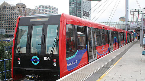 Vorbild London: Die &bdquo;Docklands Light Railway&ldquo; fährt bereits seit fast 30 Jahren durch die englische Metropole und befördert im Jahr dabei um die 60 Millionen Fahrgäste.