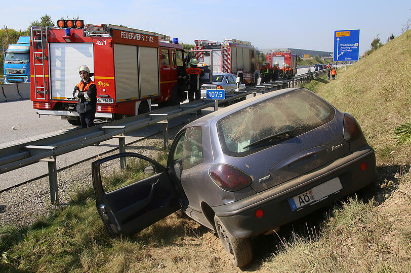 Der Fahrer wollte die Zigarette aus dem Fußraum aufheben und kam dabei mit 150 Sachen von der Fahrbahn ab. Die Bilder von den Aufräumarbeiten.