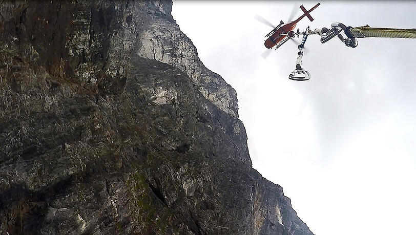 Die Watzmann-Ostwand: Hier stürzte am Dienstag ein 70-jähriger Bergsteiger in den Tod. (Archivbild) Die Watzmann-Ostwand: Hier stürzte am Dienstag ein 70-jähriger Bergsteiger in den Tod. (Archivbild)