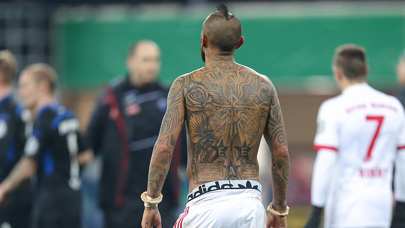 Bayern-Star Arturo Vidal nach dem Spiel gegen Paderborn: Da hatte er schon sein neues Rücken-Tattoo. Bayern-Star Arturo Vidal nach dem Spiel gegen Paderborn: Da hatte er schon sein neues Rücken-Tattoo.