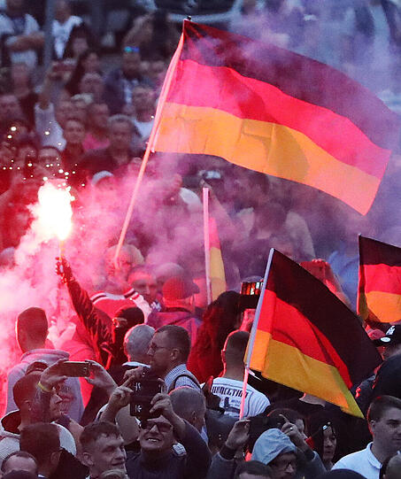Chemnitz hat sich innerhalb von wenigen Stunden zum Pulverfass entwickelt. Nach dem gewaltsamen Tod eines 35-Jährigen marschierten innerhalb kürzester Zeit rechte Demonstranten auf - ihnen stellten sich am Montag linke Demonstranten gegenüber. Um ein unmittelbares Aufeinandertreffen zu verhindern, rückte die Polizei mit Hundertschaften an. Die Bilder aus Chemnitz.