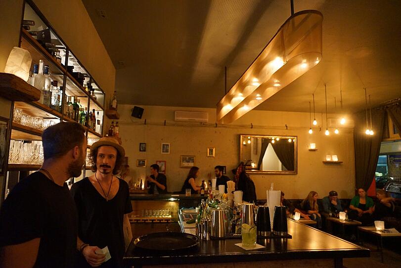 Erstrahlt in goldenem Licht: die neu eröffnete Bar Don?t call Mama in der Schellingstraße.