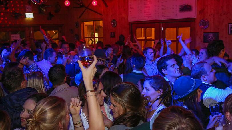 Unter einer Diskokugel wird in der Wilderer Bar im Schützenzelt gefeiert. Die Barkarte richtet sich eher an jüngere Wiesnfans.