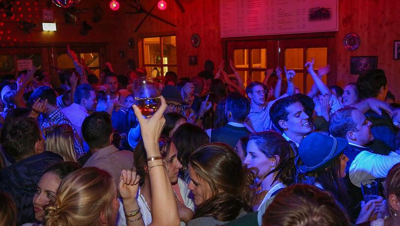 Unter einer Diskokugel wird in der Wilderer Bar im Schützenzelt gefeiert. Die Barkarte richtet sich eher an jüngere Wiesnfans. Unter einer Diskokugel wird in der Wilderer Bar im Schützenzelt gefeiert. Die Barkarte richtet sich eher an jüngere Wiesnfans.