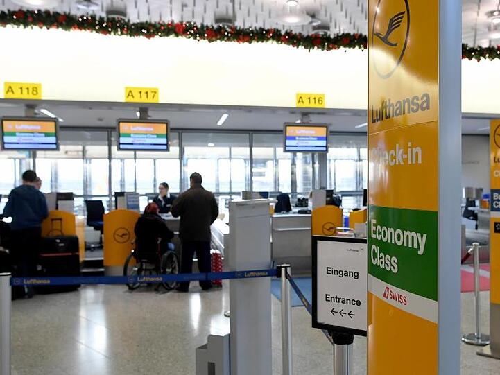 Warten wegen des Zwischenfalls mit einem unter Drogen stehenden Autofahrer: Fluggäste am Schalter der Lufthansa im Hannoveraner Terminal A.