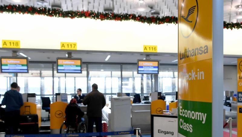 Warten wegen des Zwischenfalls mit einem unter Drogen stehenden Autofahrer: Fluggäste am Schalter der Lufthansa im Hannoveraner Terminal A. Warten wegen des Zwischenfalls mit einem unter Drogen stehenden Autofahrer: Fluggäste am Schalter der Lufthansa im Hannoveraner Terminal A.