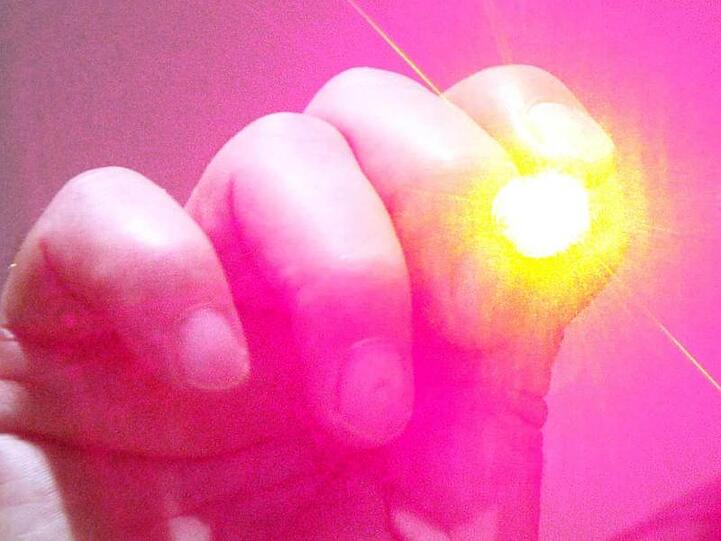 Eine Hand hält einen Laserpointer. Foto: Patrick Lux/Archiv