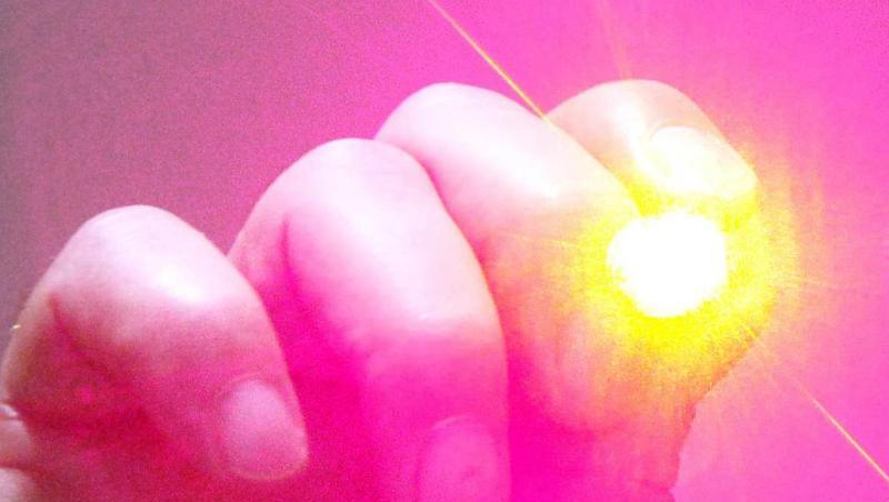 Eine Hand hält einen Laserpointer. Foto: Patrick Lux/Archiv Eine Hand hält einen Laserpointer. Foto: Patrick Lux/Archiv