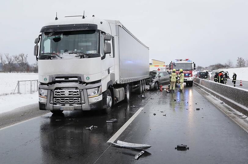 Am Dienstagmorgen kam es auf der Autobahn 94 in Fahrtrichtung München im Gemeindegebiet Mettenheim zu einem schweren Unfall.