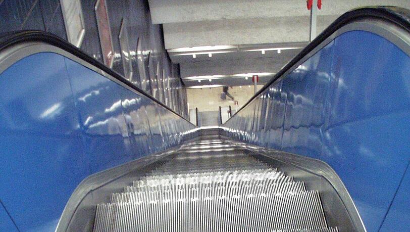 Die 80 Jahre alte Münchnerin verlor das Gleichgewicht und stürzte die gesamte Rolltreppe hinunter. (Archivbild) Die 80 Jahre alte Münchnerin verlor das Gleichgewicht und stürzte die gesamte Rolltreppe hinunter. (Archivbild)