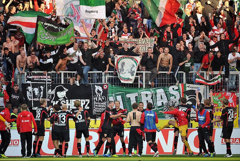 "Gegen mangelnde Fußballkompetenz hilft auch keine Hochfrequenz.` 
(Spruchband der Augsburger Fans nach der Akustik-Affäre in Hoffenheim) -Archivbild: Augsburg-Fans